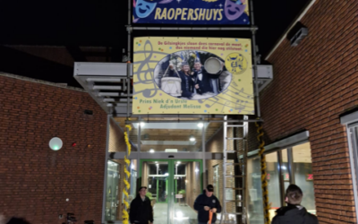 Raopershuys omgebouwd tot carnavalscafé van Raopersgat